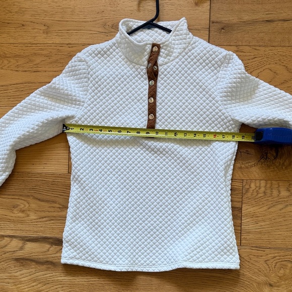 Source Unknown White Quilted Sweatshirt with Brown Button Accents Small A41 - Picture 7 of 9